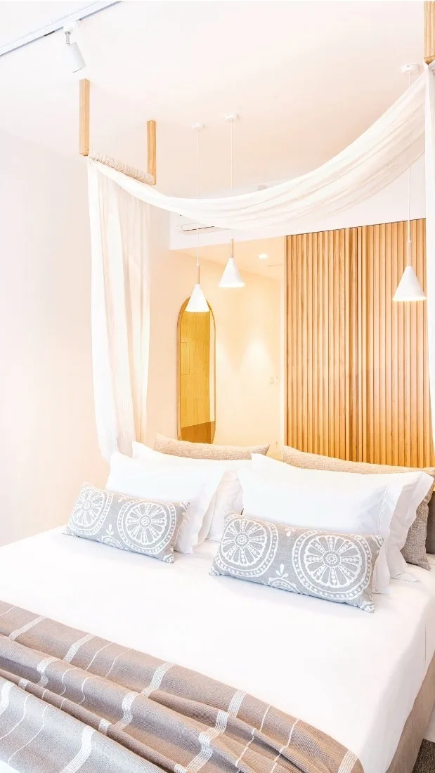 Habitación con una cama con dosel.