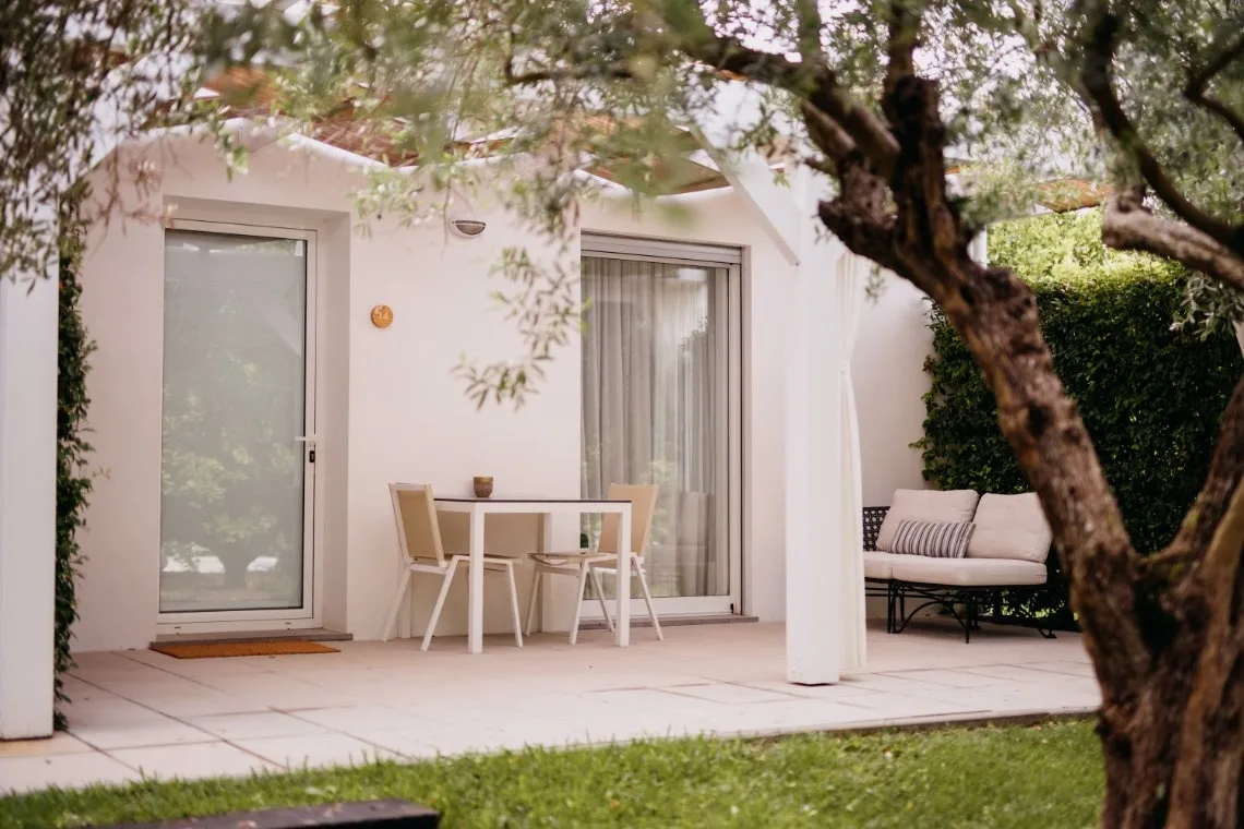 Terrace with a table and chairs.