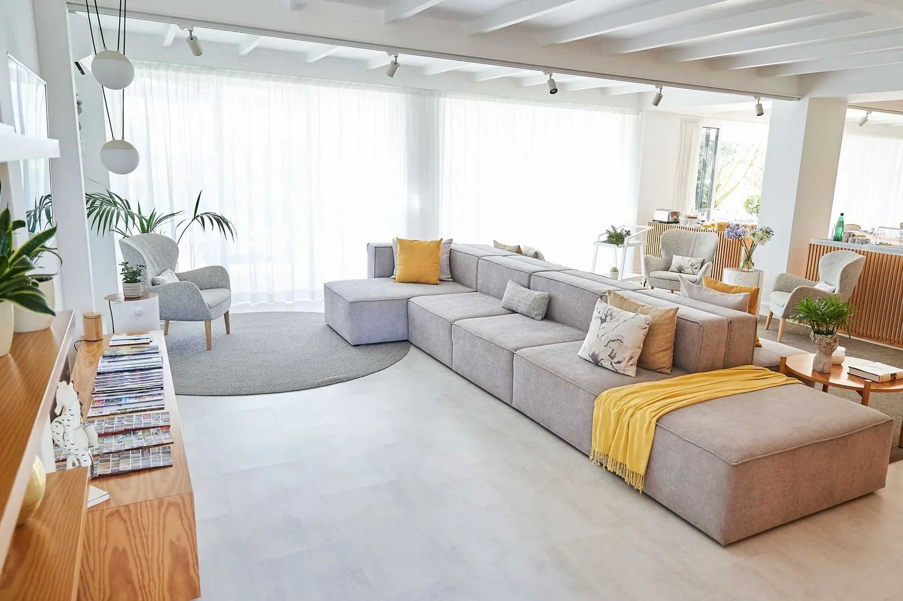 Salón moderno con un sofá modular gris.