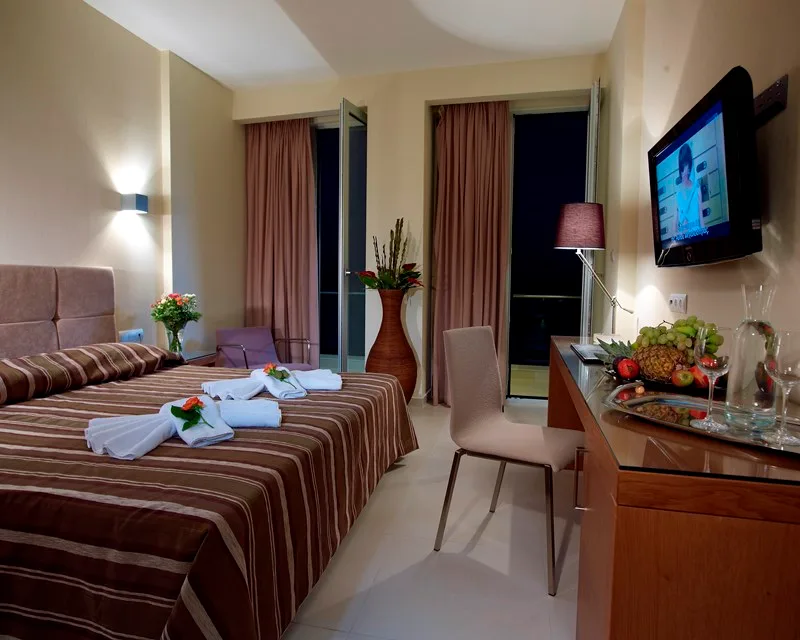 Habitación con dos camas individuales y vistas al mar
