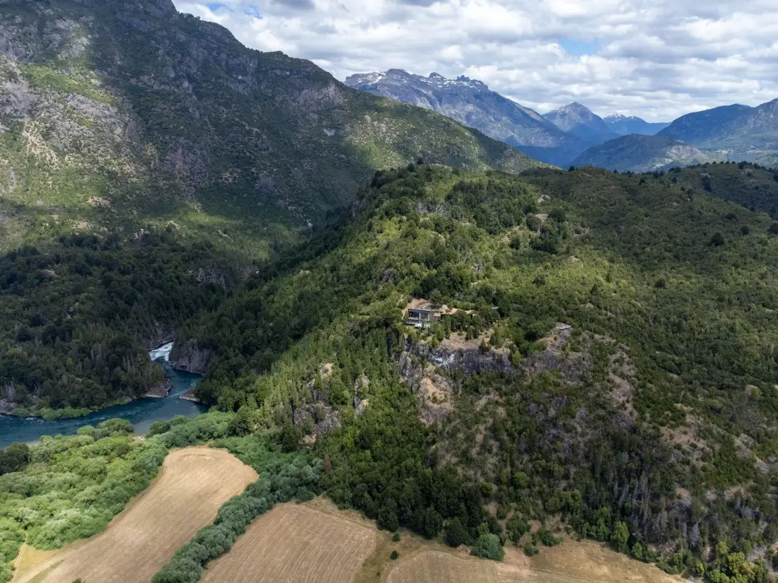 Uman Lodge sobre el río Futaleufú, rodeado de bosques y montañas