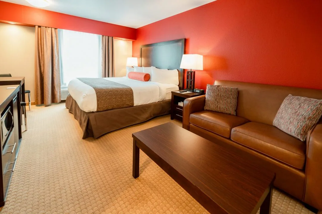 King room with couch