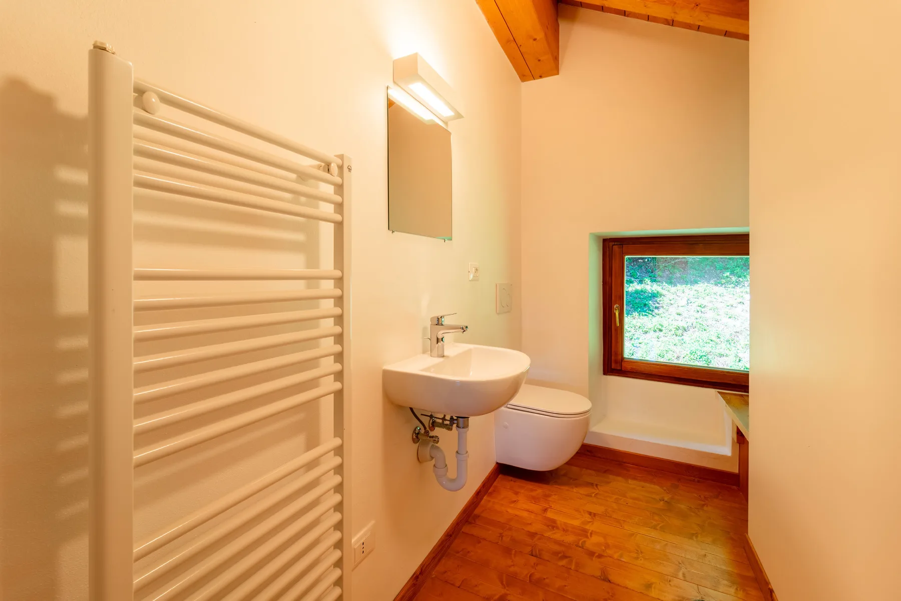 Un baño con lavabo, inodoro y ventana.