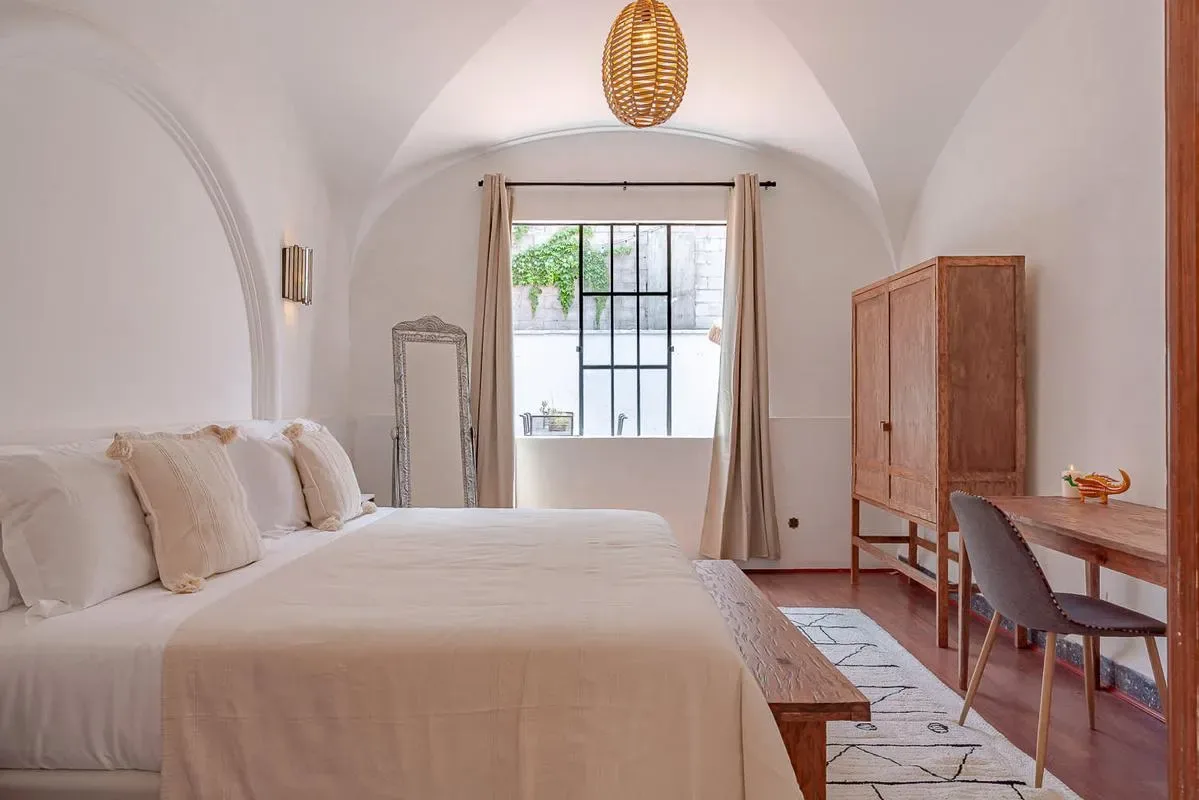 Bright 6BR House w/ Private Terrace