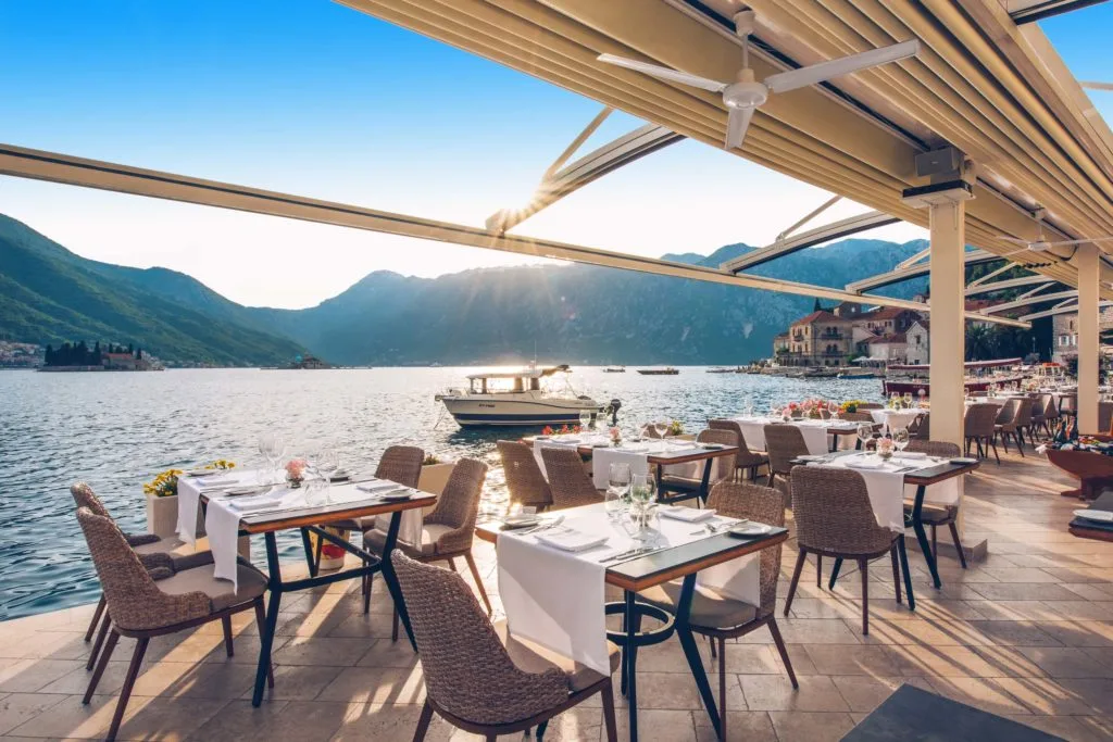 Restaurante en un muelle del restaurante Riva