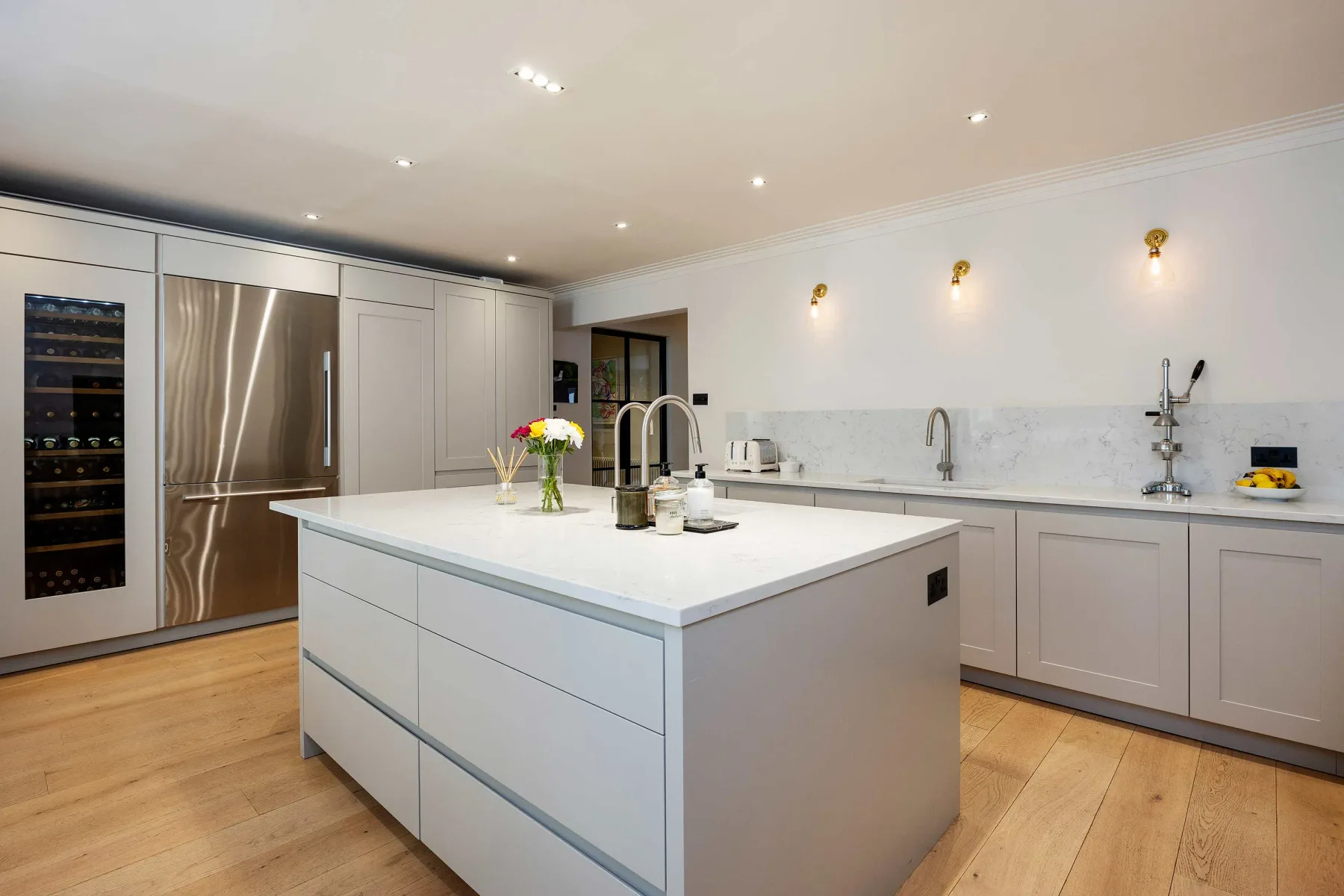 Una cocina moderna y luminosa con una isla central y electrodomésticos integrados.
