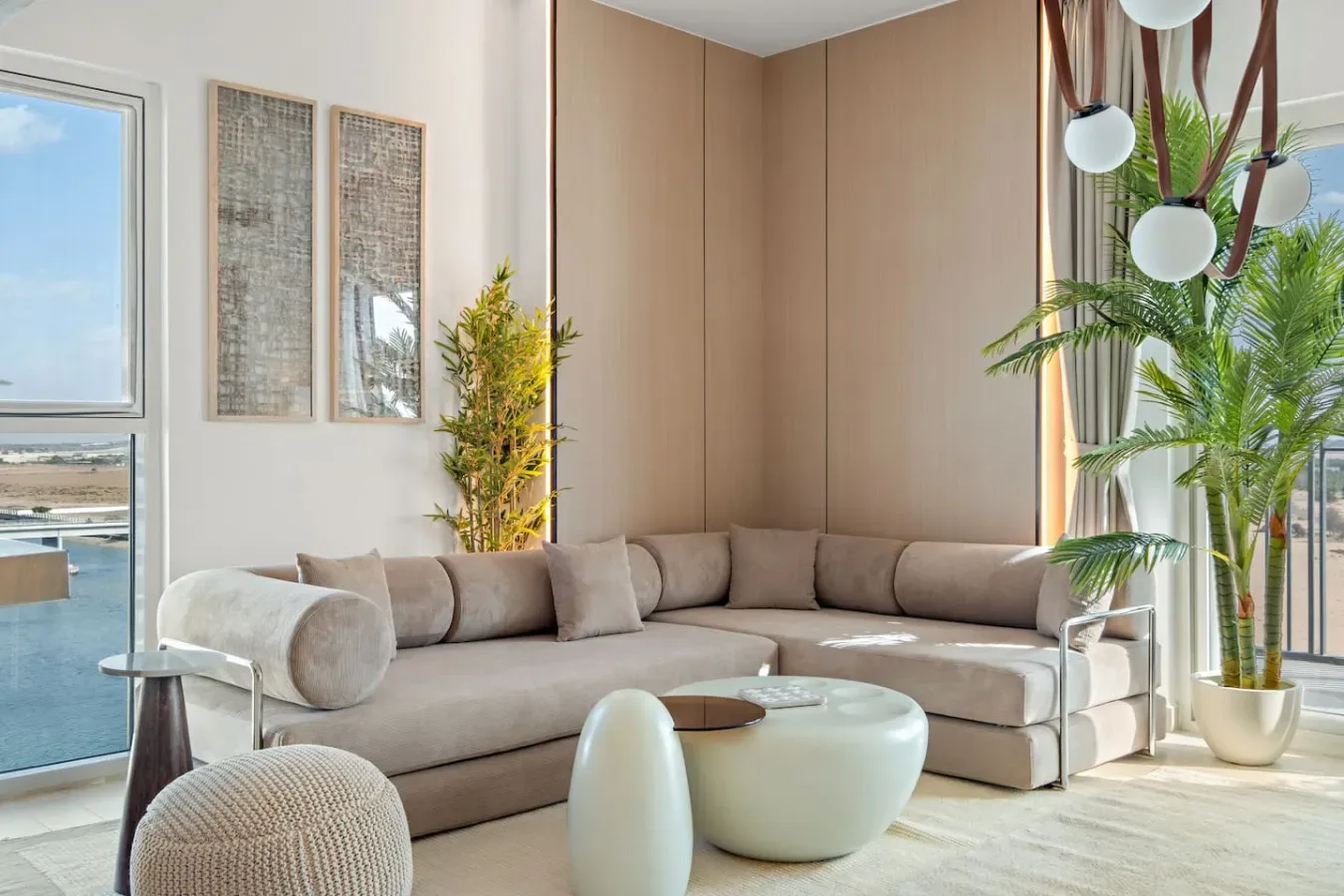 Una sala luminosa con una zona de asientos y una mesa de centro redonda.