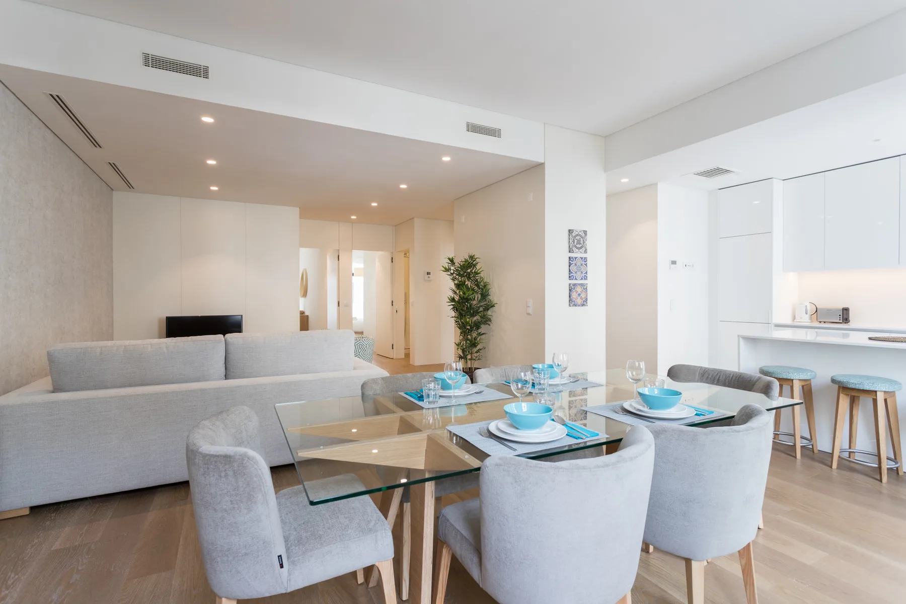 Una luminosa sala-comedor de concepto abierto con una barra de cocina.