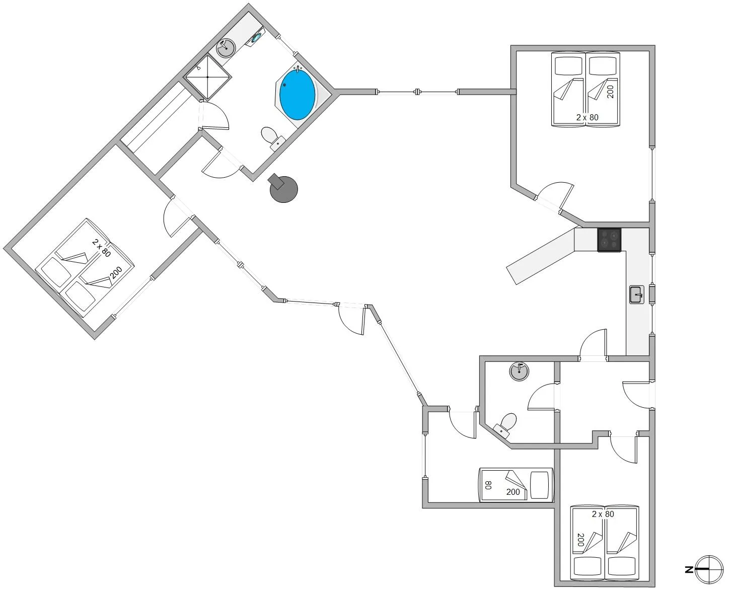 Un plano muestra varias habitaciones, camas, baños y una pequeña piscina azul.