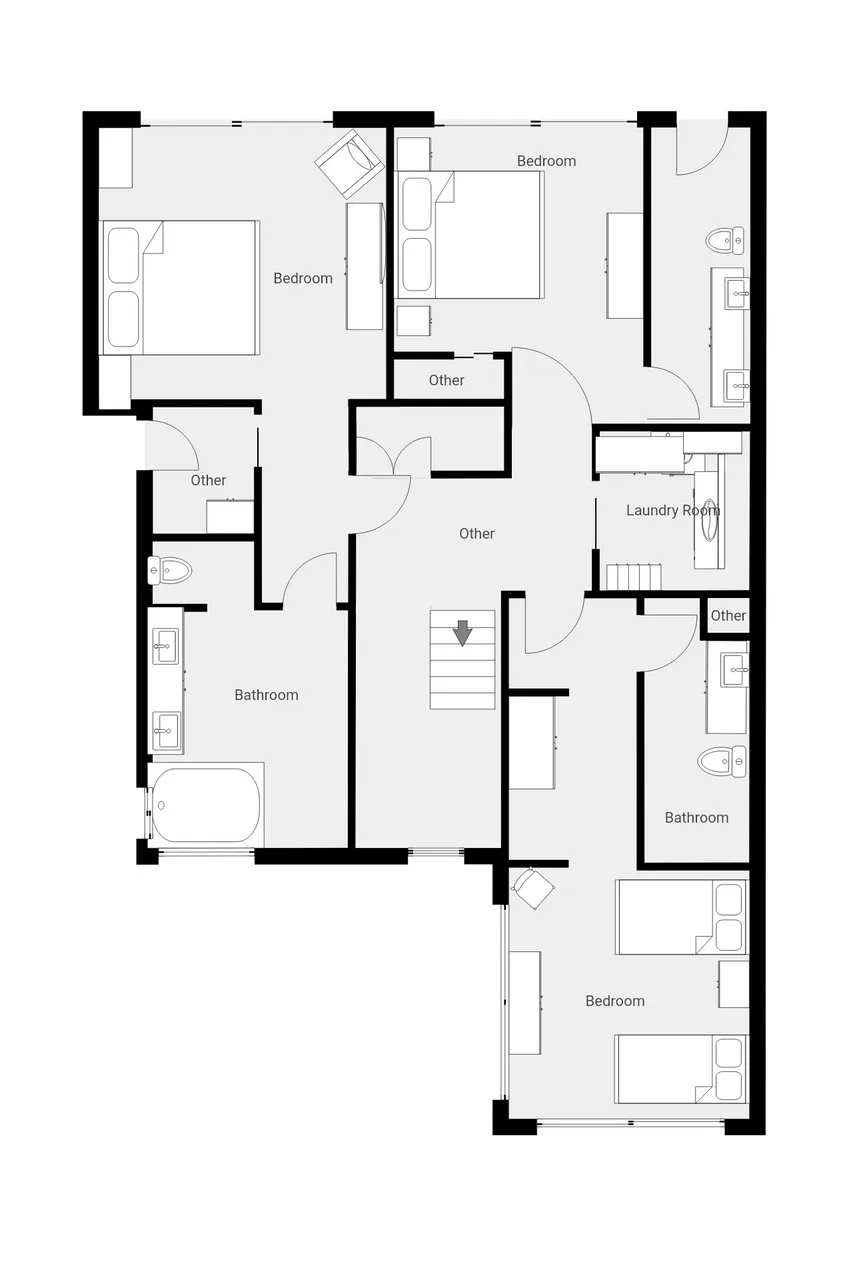 Un plano muestra varios dormitorios, baños y una zona central.