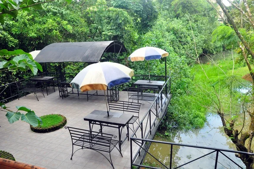 Salón al aire libre con vistas al río Kelani