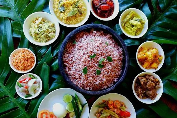 Arroz rojo y curry tradicionales de Sri Lanka servidos en Ambalama Leisure Restaurant