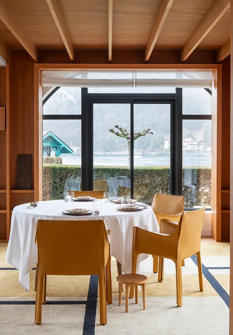 Restaurant dining table