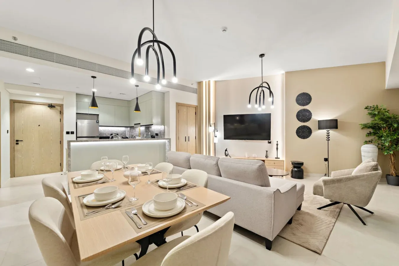 Una sala-comedor de concepto abierto con una mesa de comedor y asientos.