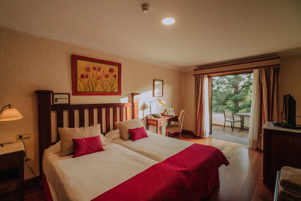 Habitación abuhardillada con vistas al jardín