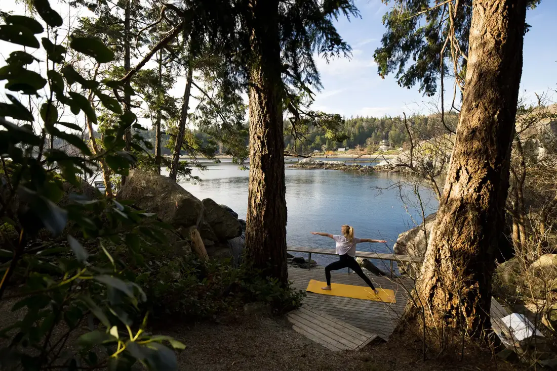 Plataforma de yoga al aire libre junto al océano en Pointhouse Suites