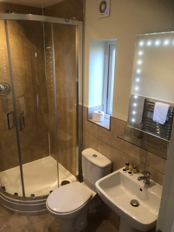 King En-suite with shower Mountain View