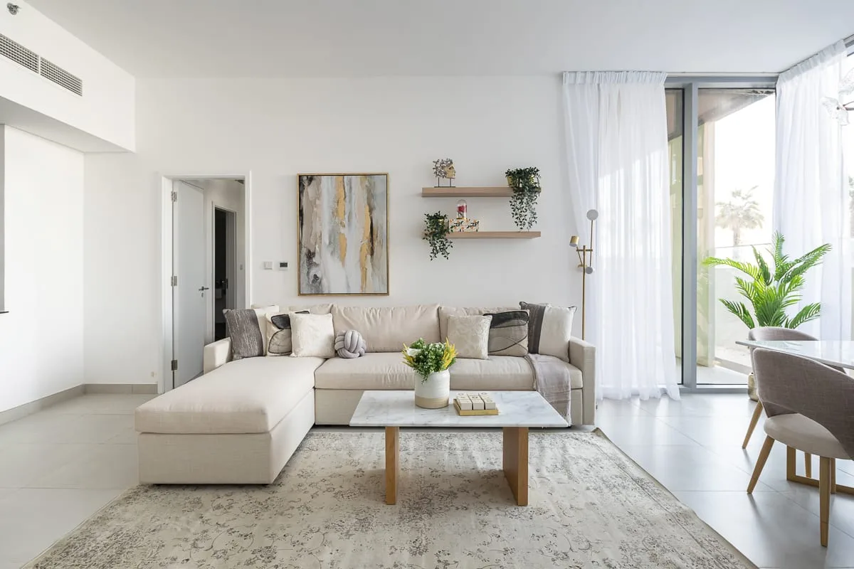 Sala de estar luminosa con sofá y una mesa de centro.