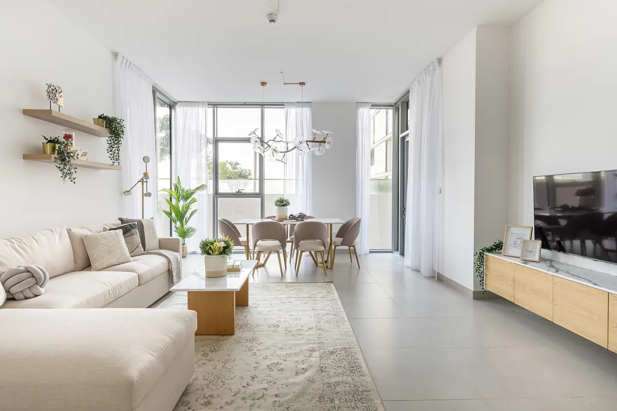 Sala de estar y comedor con asientos y ventanas amplias.