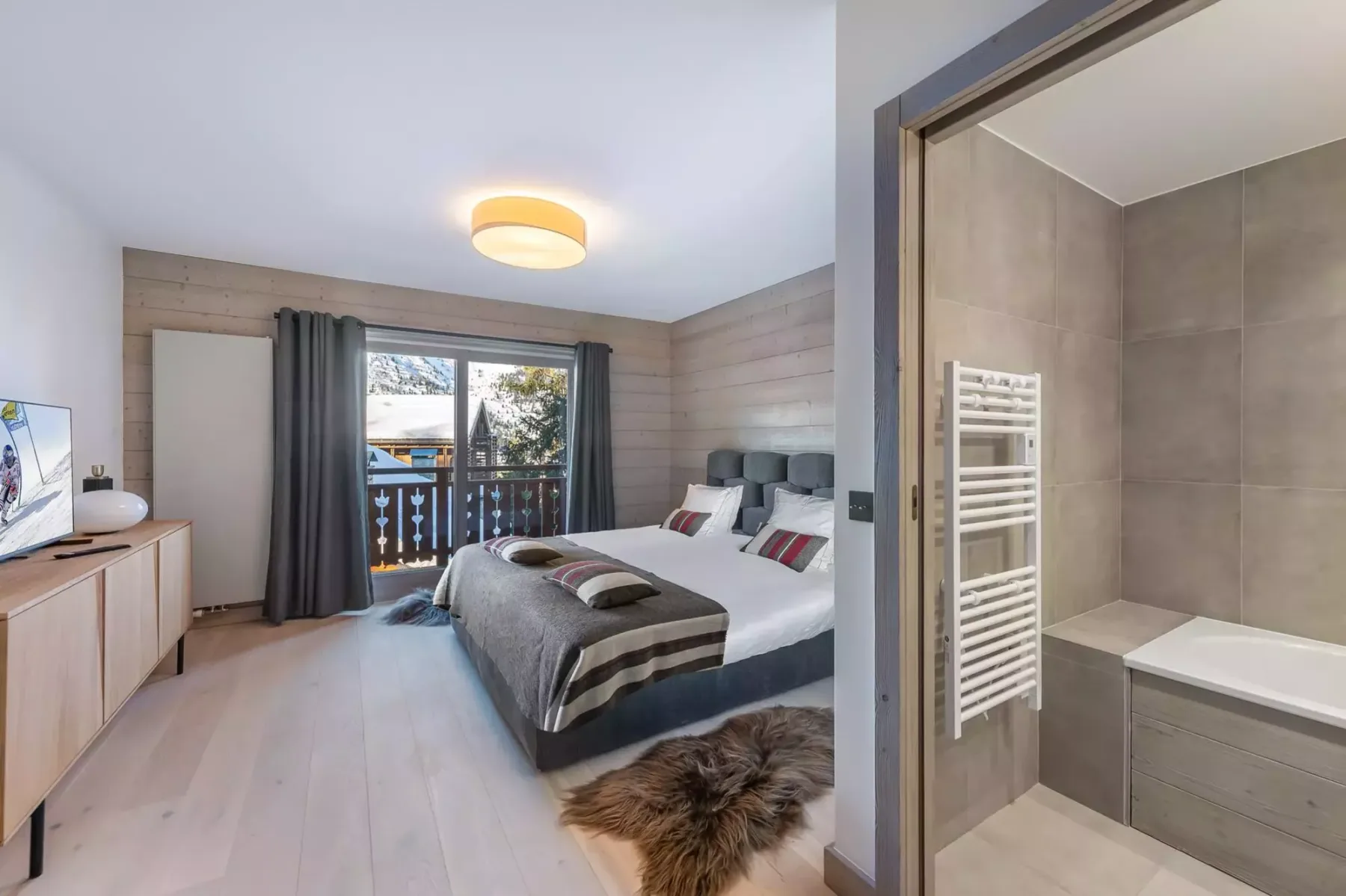 Un dormitorio con una cama junto a un baño con bañera.