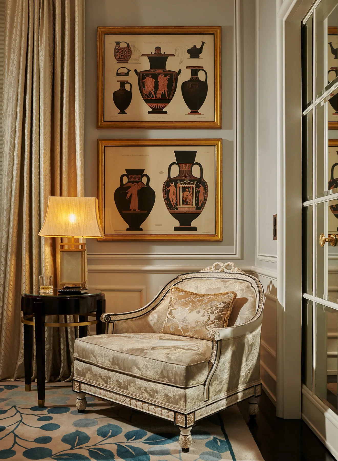 Zona de estar de la Lakeside Corner Suite
