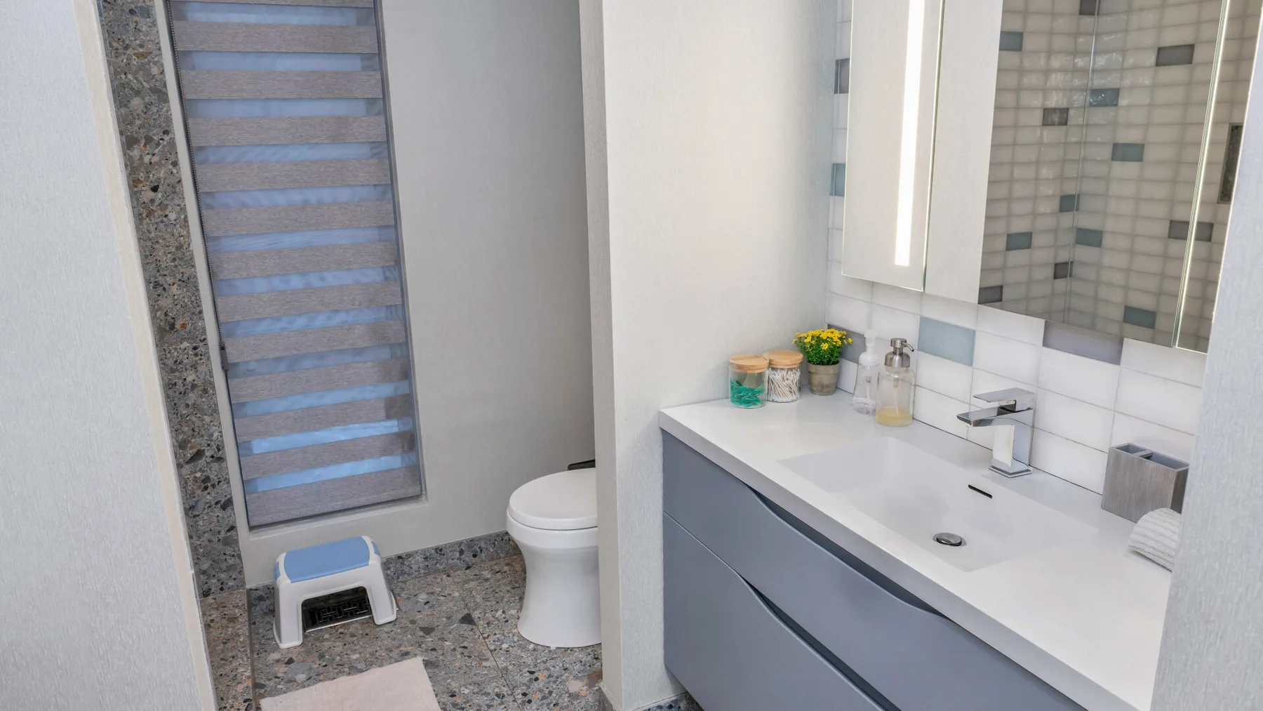 Un baño con lavabo, inodoro y ventana.
