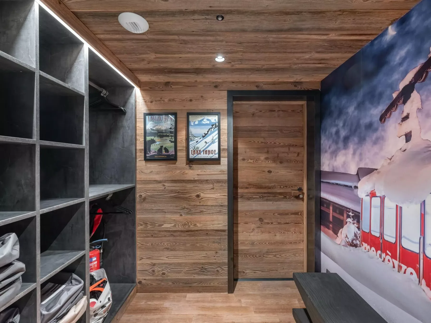 Una habitación revestida de madera con estantes abiertos y un gran mural.