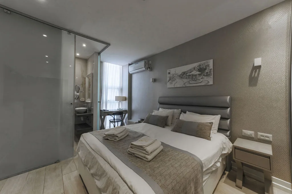 King room with sliding glass bathroom door