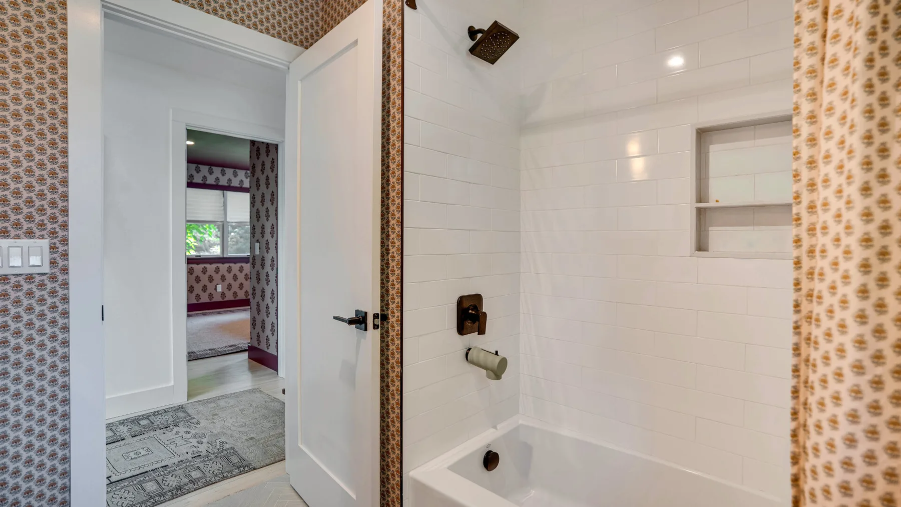 Un baño con azulejos, bañera y accesorios de ducha.