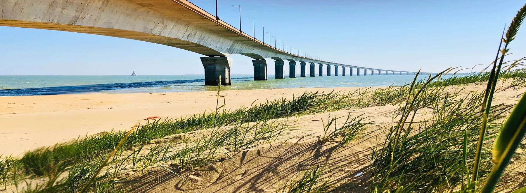 Vista hacia el puente de la isla de Ré