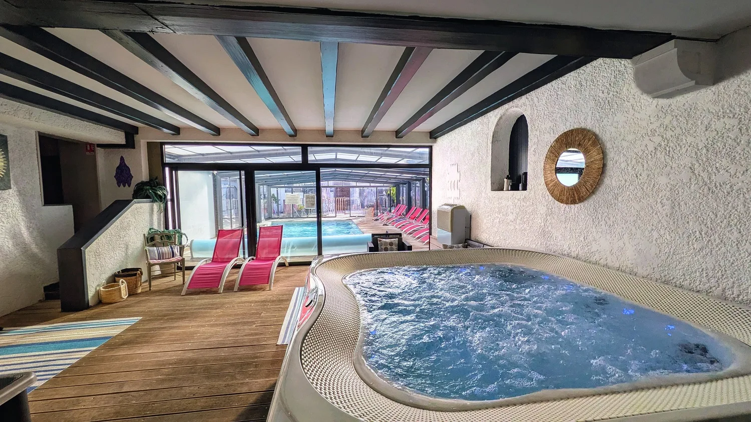 Jacuzzi y zona de bienestar