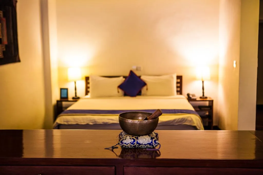 Cuenco tibetano con un dormitorio de fondo