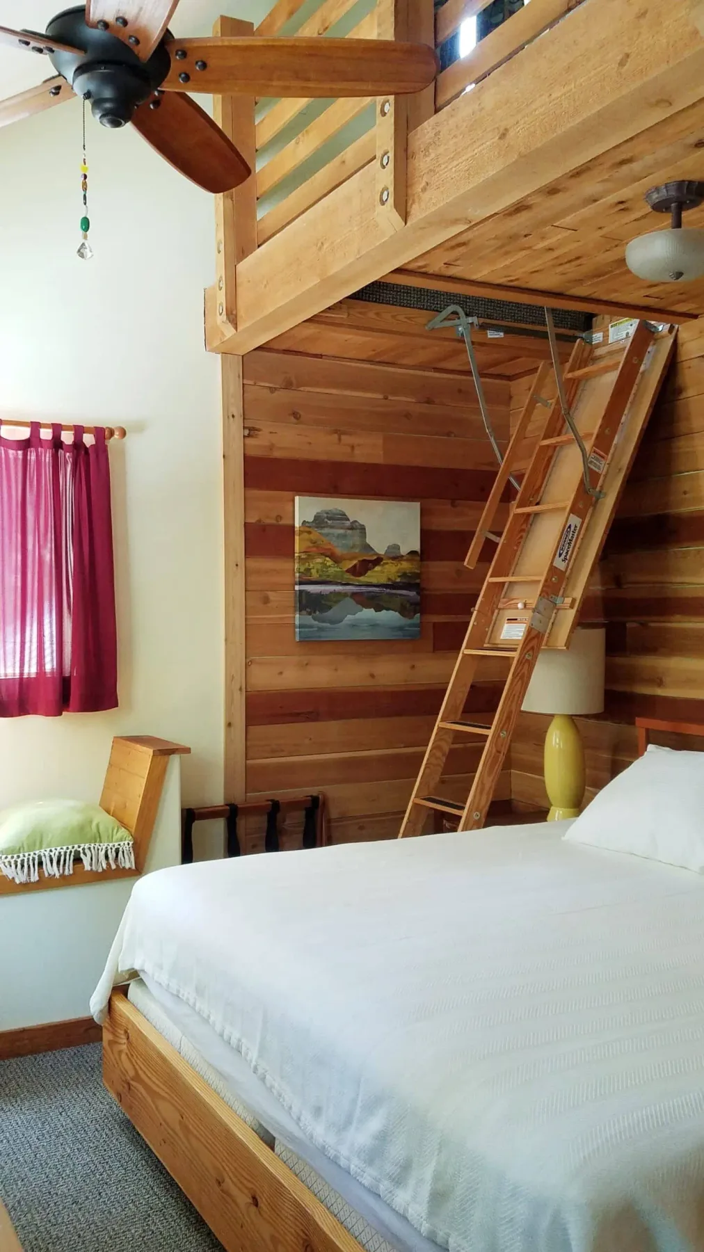 Habitación Bash con una escalera de mano al altillo.