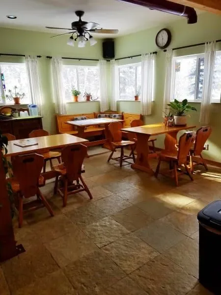 Comedor para huéspedes con mesas y sillas.