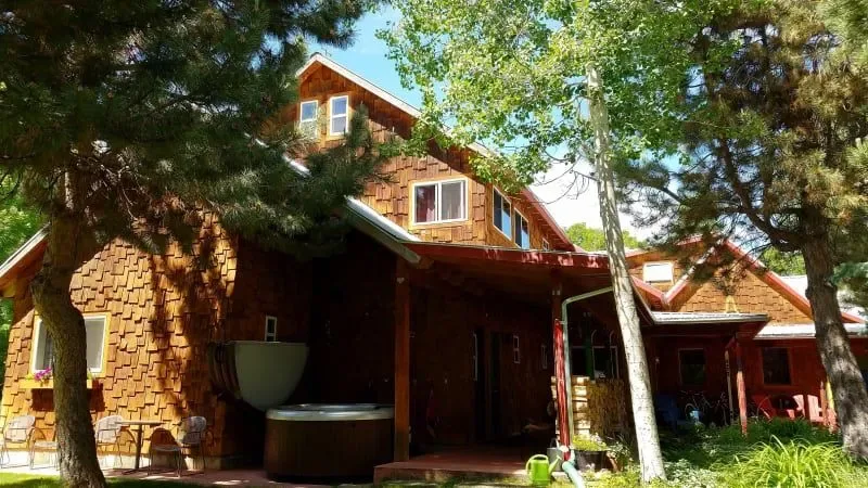 Chalet de madera con porche.
