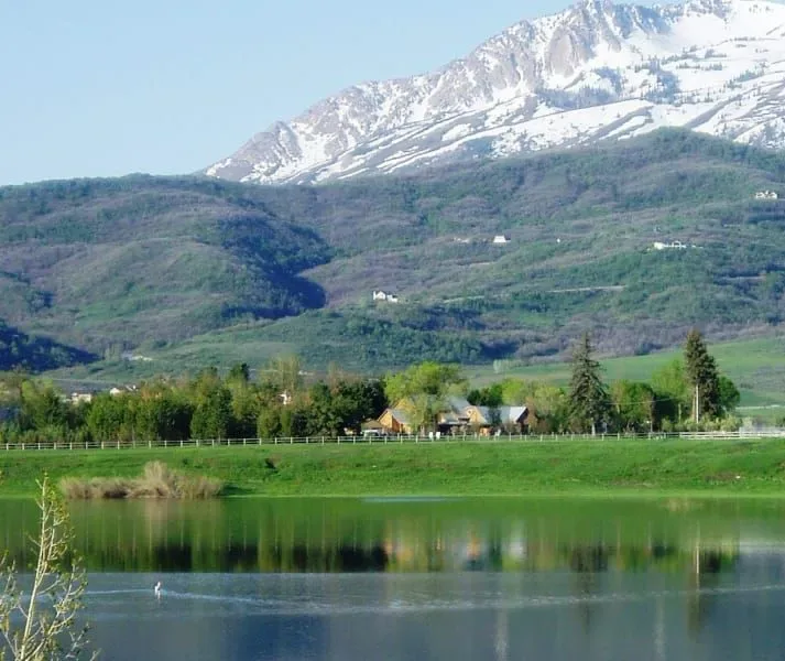 El chalet cerca del embalse de Pineview y de las montañas.