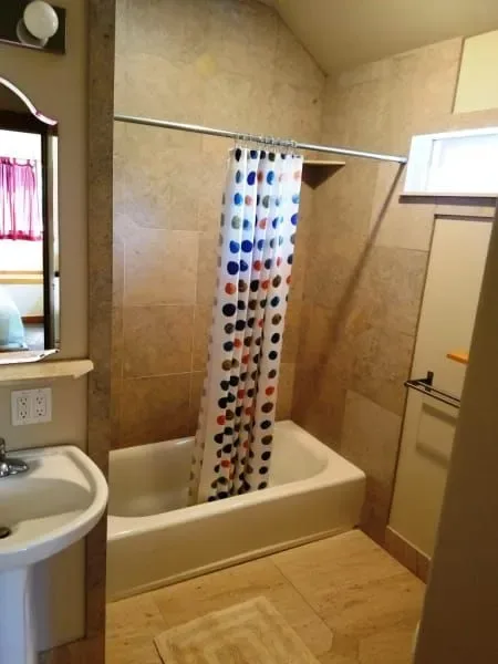 Baño de la habitación Bash.