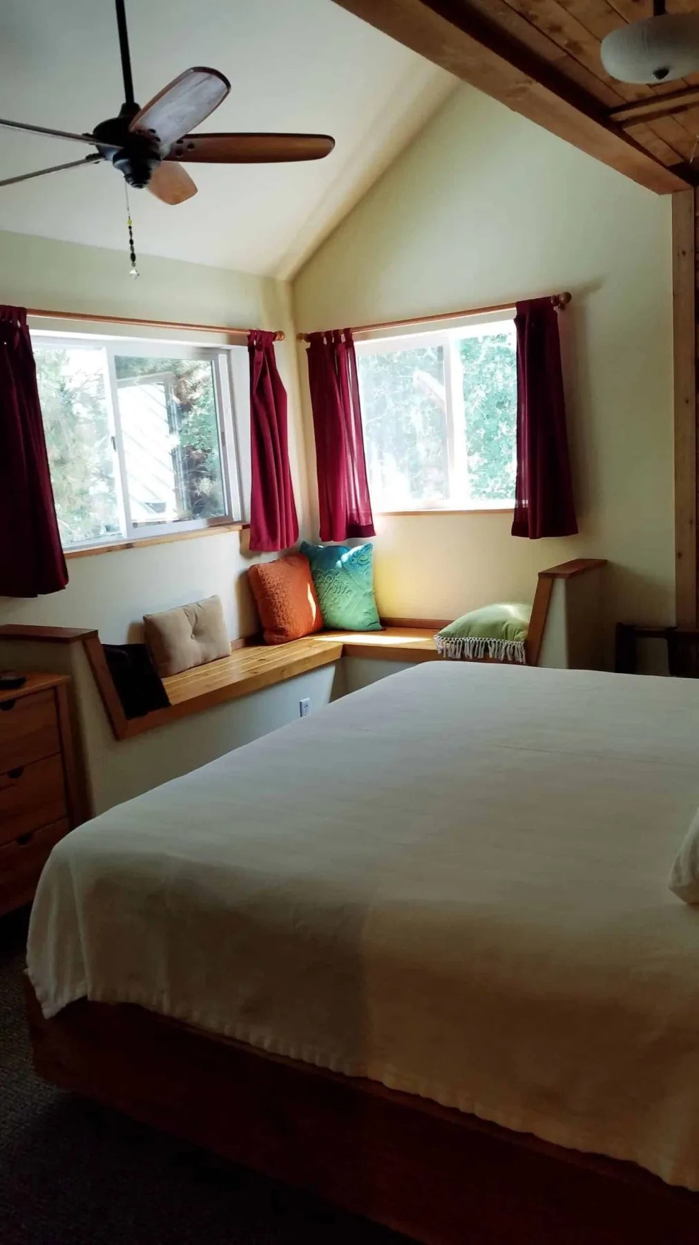 Habitación Bash con una cama y ventilador de techo.