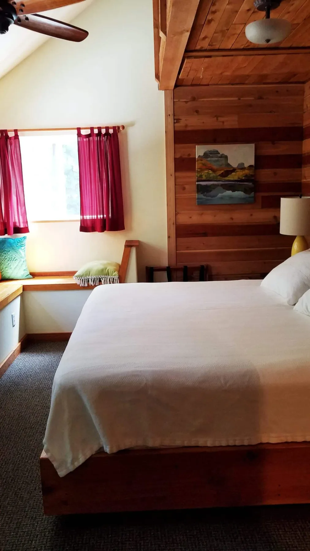 Habitación Bash con una cama grande.