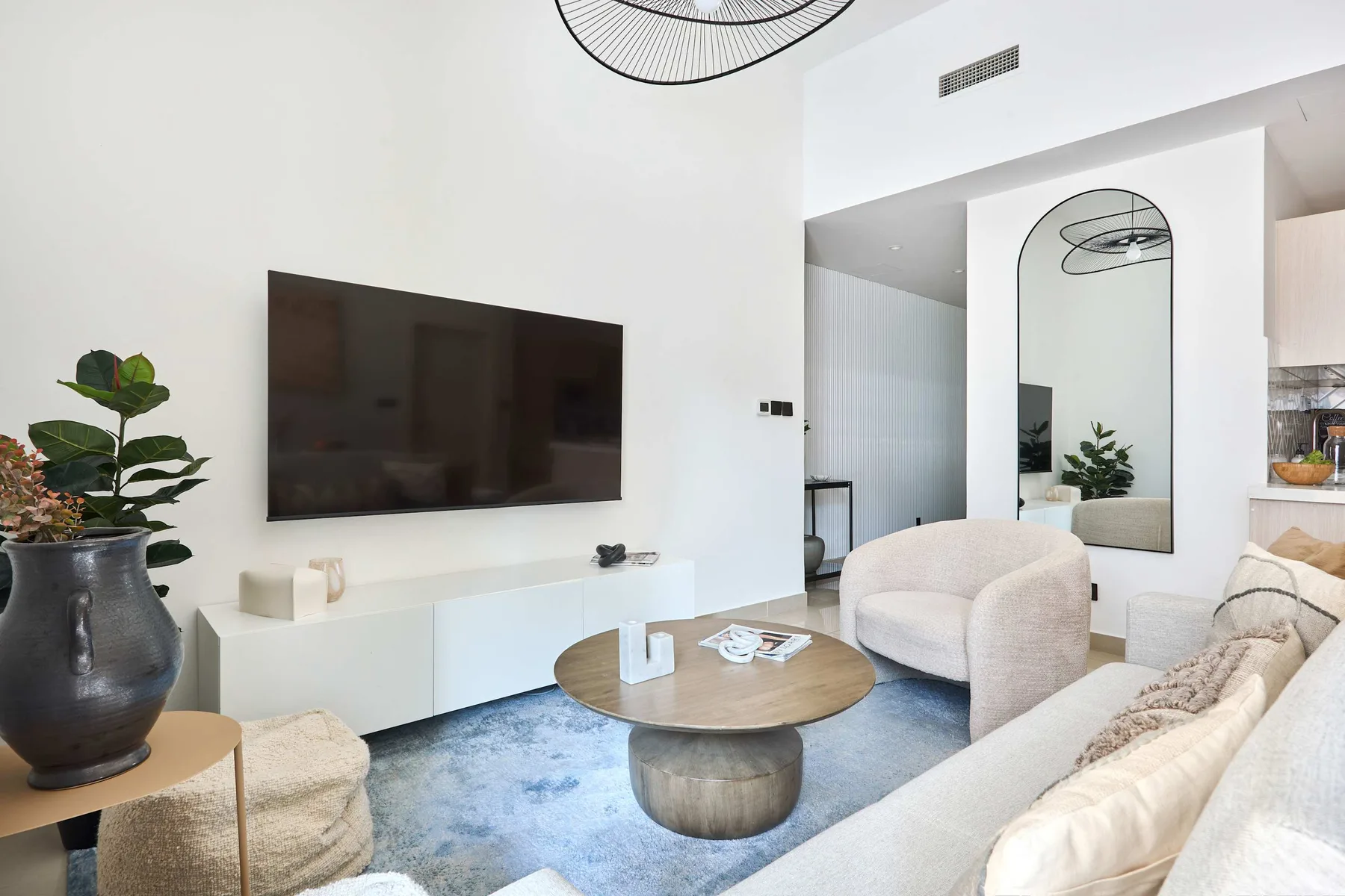 Sala de estar con zona de descanso y televisor.