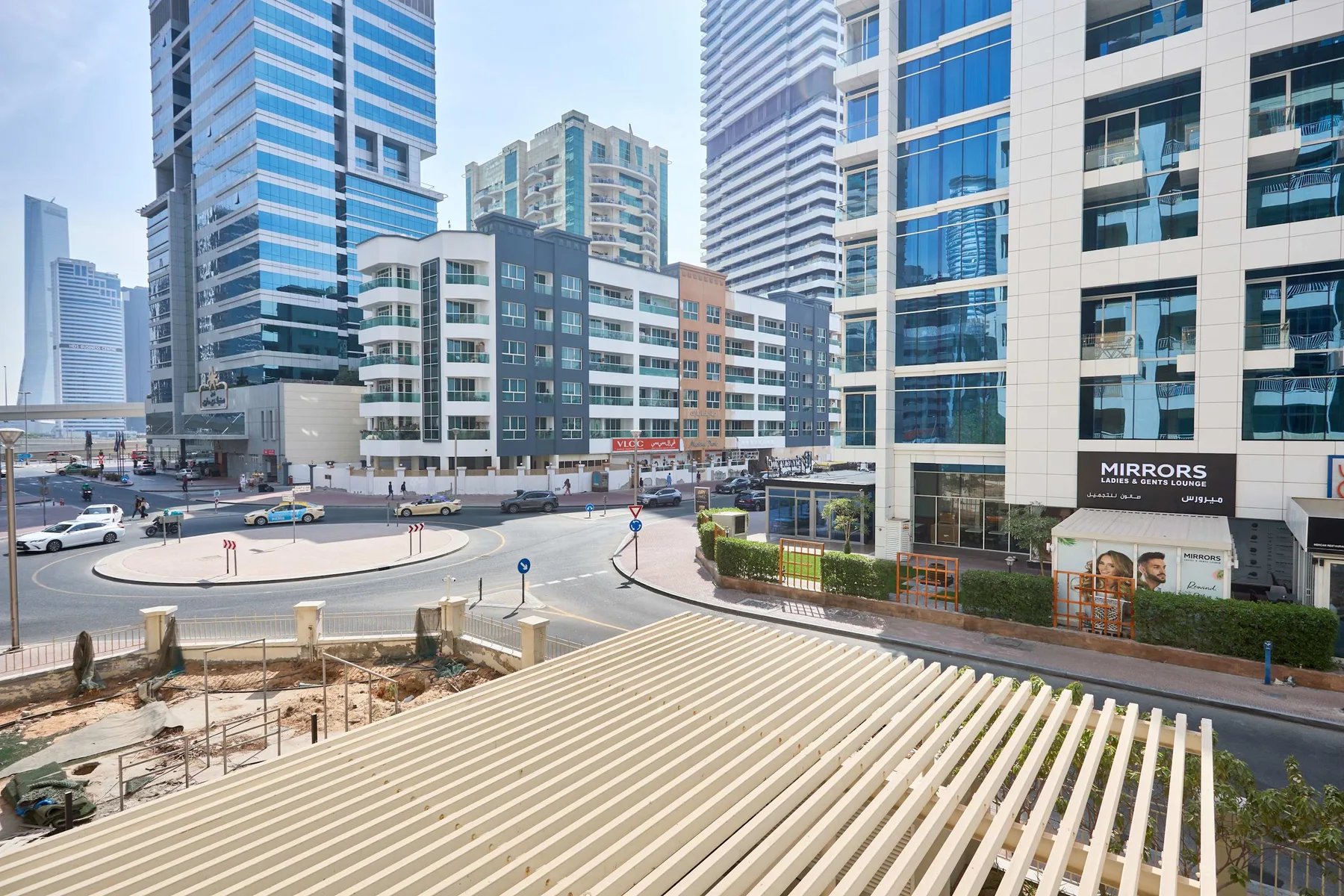 Una intersección urbana rodeada de edificios modernos de gran altura.
