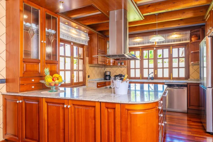 Una cocina amplia con gabinetes de madera y una isla central.