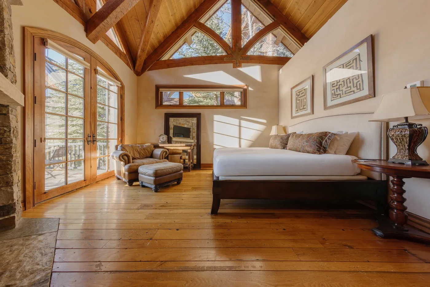 Una sala luminosa con asientos bajo un alto techo de vigas de madera.