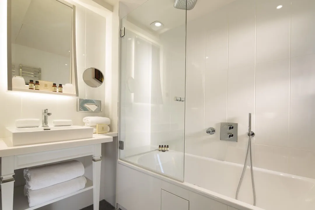 Baño de la habitación Deluxe con terraza