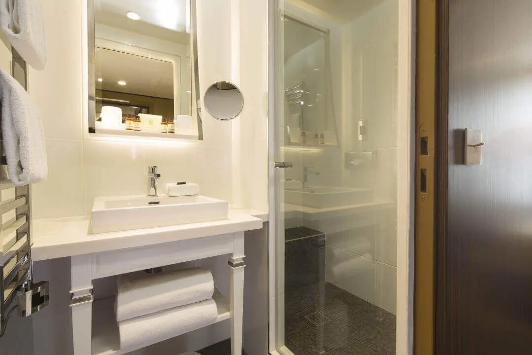 Baño de la habitación Deluxe