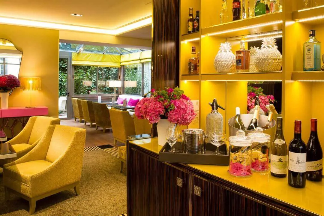 Salón del hotel y bar de autoservicio basado en la confianza