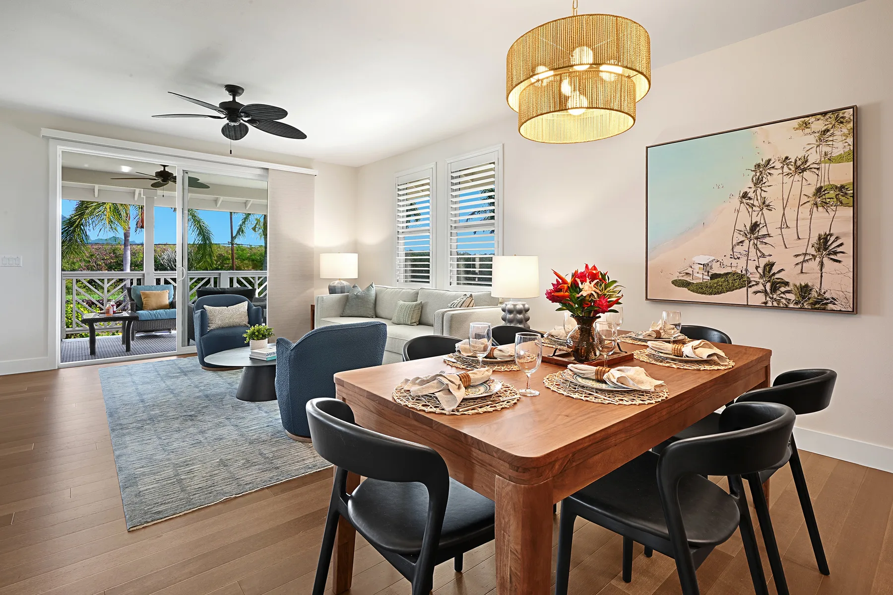 Una zona de comedor y estar con una mesa de madera y asientos junto a una ventana luminosa.