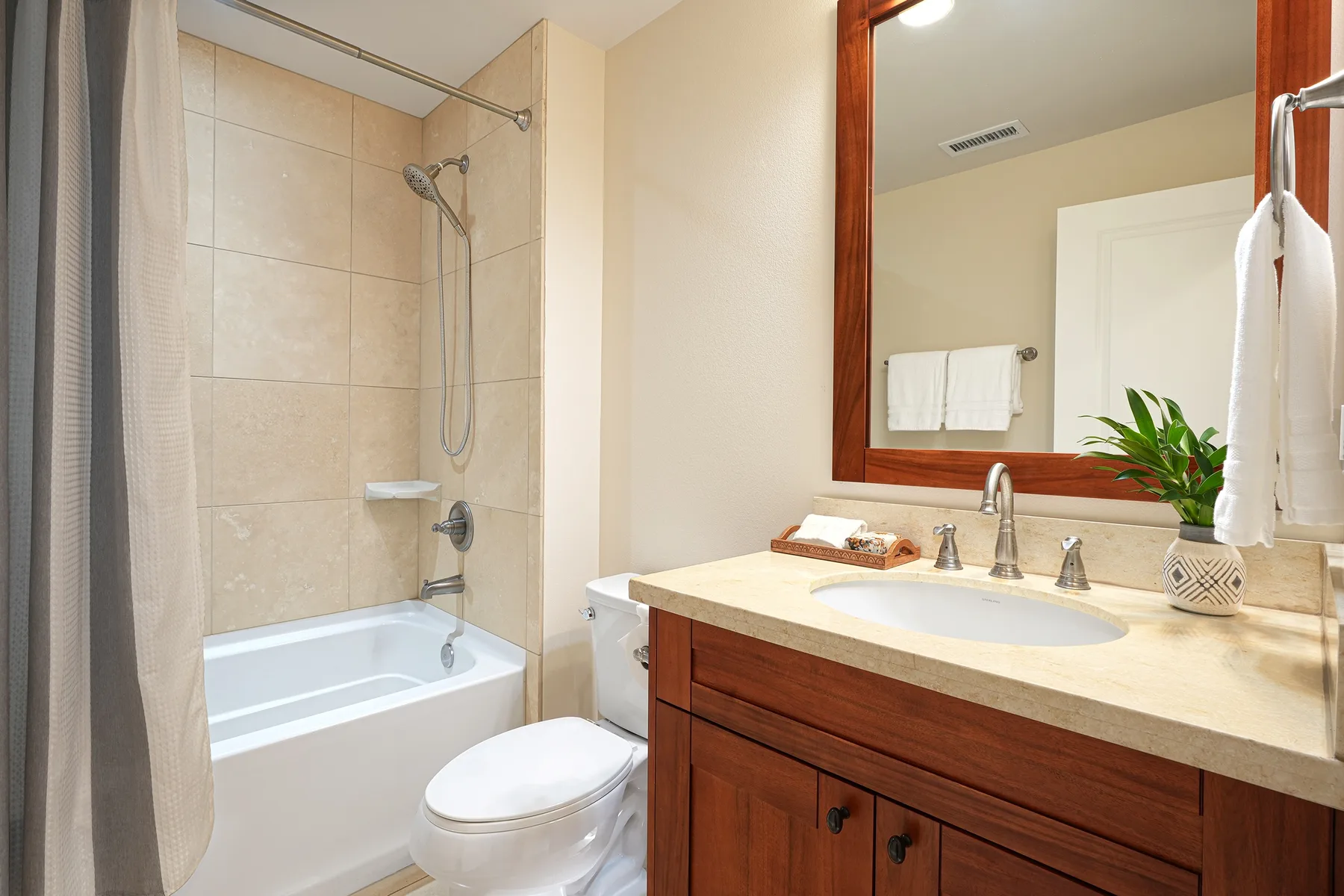 Un baño con una bañera y un mueble de madera con lavabo.