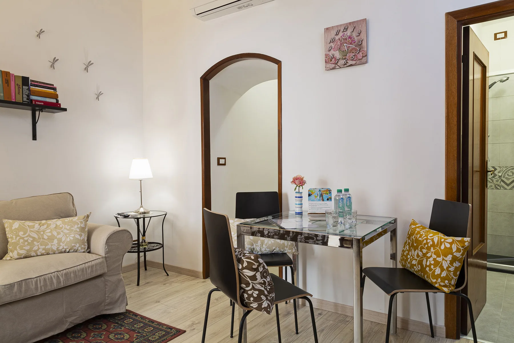 Una zona de estar y comedor con mesa, sillas y un sofá.