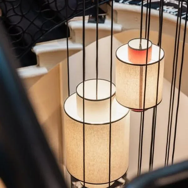 Le lustre monumental au centre de la cage d'escalier